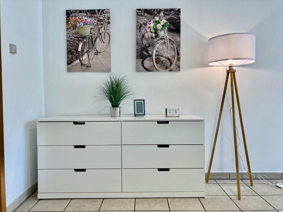 Helle Wohnung Mit Wintergarten - Nahe Ruhrgebiet Und Freizeitpark Movie Park Bottrop Esterno foto
