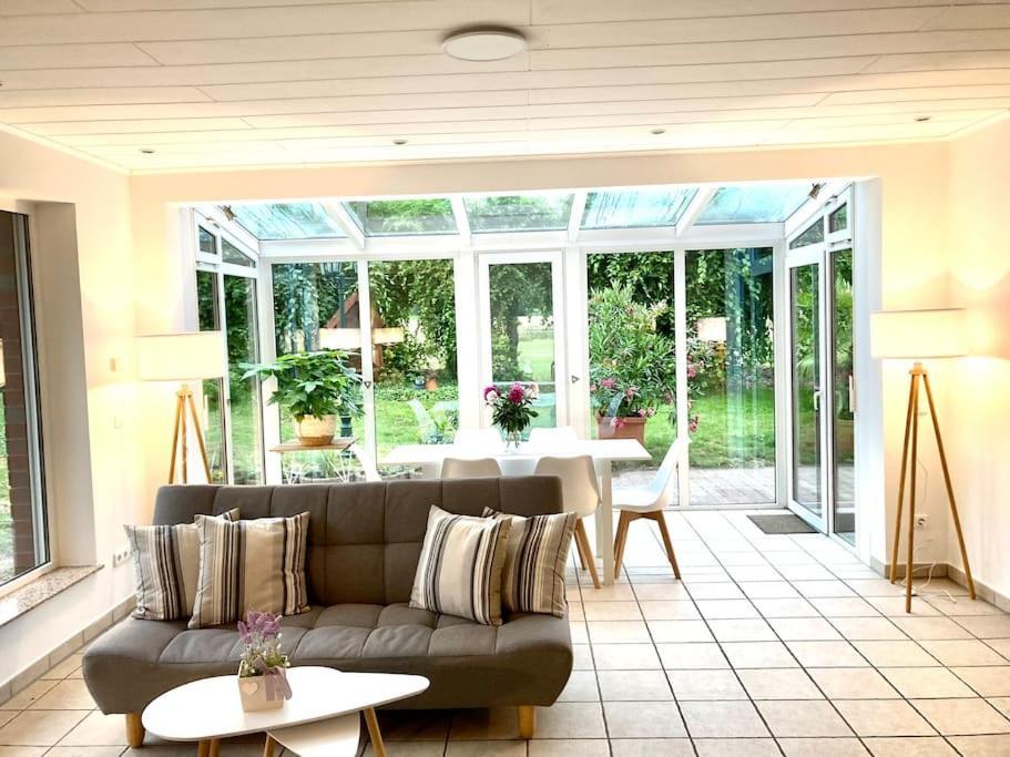 Helle Wohnung Mit Wintergarten - Nahe Ruhrgebiet Und Freizeitpark Movie Park Bottrop Esterno foto