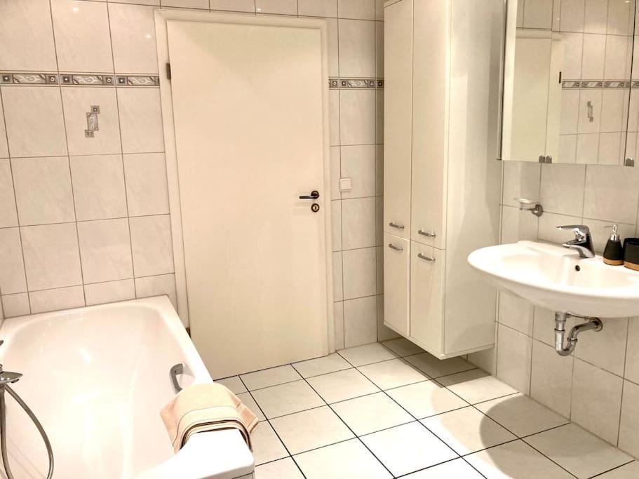 Helle Wohnung Mit Wintergarten - Nahe Ruhrgebiet Und Freizeitpark Movie Park Bottrop Esterno foto
